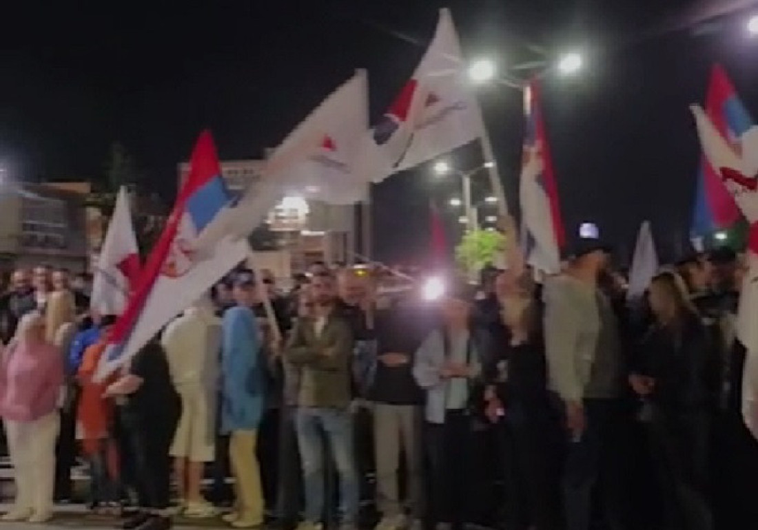 "Aco, Srbine"! Spektakularno - Vučića iz Kine dočekali brojni građani: Razvili trobojke i zapalili baklje (VIDEO)