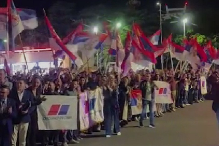 "Aco, Srbine"! Spektakularno - Vučića iz Kine dočekali brojni građani: Razvili trobojke i zapalili baklje (VIDEO)