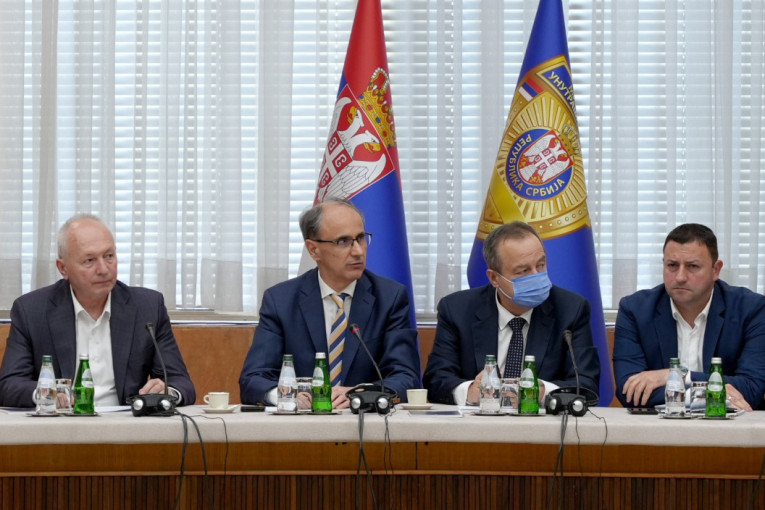 Macut nakon sednice Vlade: Ugroženim opštinama biće upućeno 165.000 litara flaširane vode