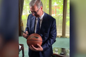Vučić u Kini ostavio autogram na košarkaškoj lopti sa brojem 577 (VIDEO)