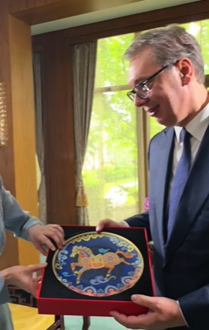 Vučić u Kini ostavio autogram na košarkaškoj lopti sa brojem 577 (VIDEO)