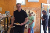 Vučić i burek