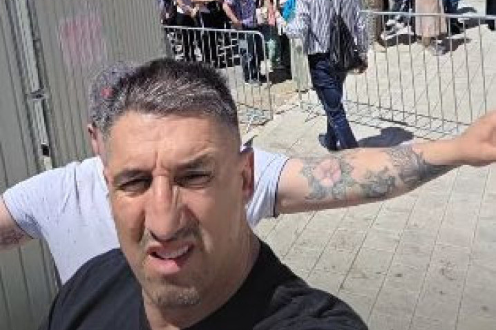 Pevačica jedva zadržala emocije: Tri meseca nakon porođaja došla da se pokloni Pojasu Presvete Bogorodice