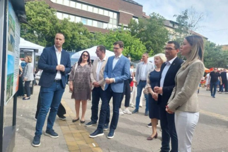 Velika akcija u centru Kikinde: Mesarović i Jovanov na događaju koji spaja građane i institucije "Srbija naša porodica" (FOTO/VIDEO)
