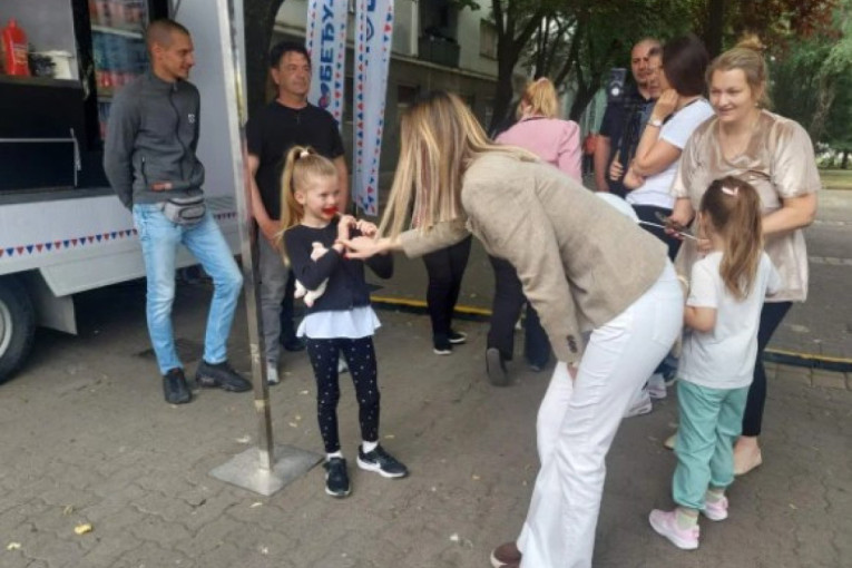 Velika akcija u centru Kikinde: Mesarović i Jovanov na događaju koji spaja građane i institucije "Srbija naša porodica" (FOTO/VIDEO)