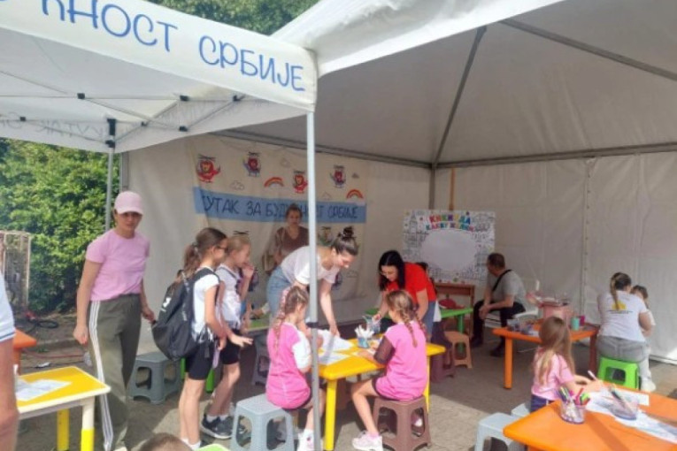 Velika akcija u centru Kikinde: Mesarović i Jovanov na događaju koji spaja građane i institucije "Srbija naša porodica" (FOTO/VIDEO)