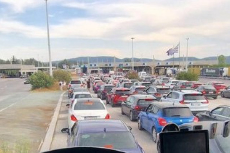 Haos na granici: Ovo je snimak kolone od 40 autobusa iz Srbije