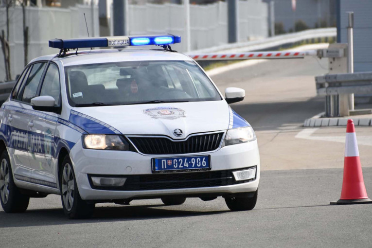 Detalji tragedije kod Mladenovca: "Audi" prešao u suprotnu traku i zakucao se u autobus, vozač poginuo, osmoro povređeno!
