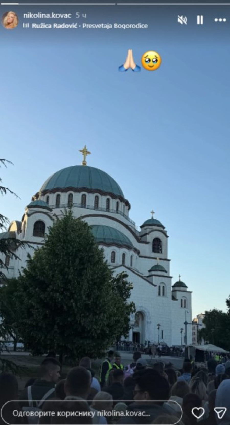 Pevačica jedva zadržala emocije: Tri meseca nakon porođaja došla da se pokloni Pojasu Presvete Bogorodice