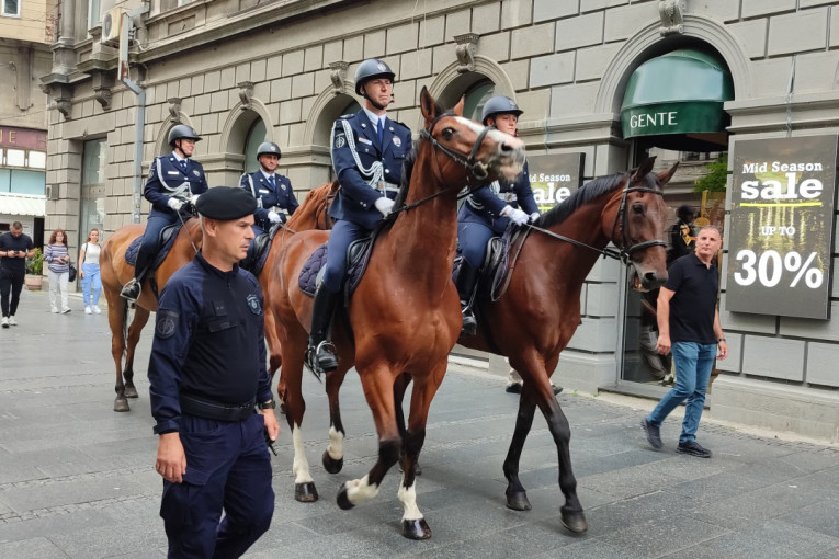 Konjanici i orkestar policije oduševili Beograđane: Tradicionalni defile u centru grada privukao veliku pažnju (FOTO/VIDEO)