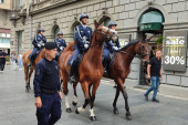 Konjanici i orkestar policije oduševili Beograđane: Tradicionalni defile u centru grada privukao veliku pažnju (FOTO/VIDEO)