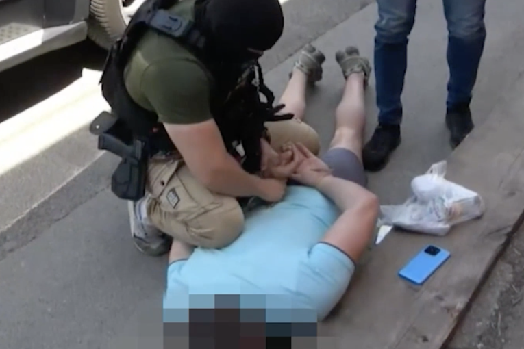 Drama na Vračaru: Policija pronašla sumnjiv arsenal, dvojica muškaraca završila iza rešetaka (VIDEO)