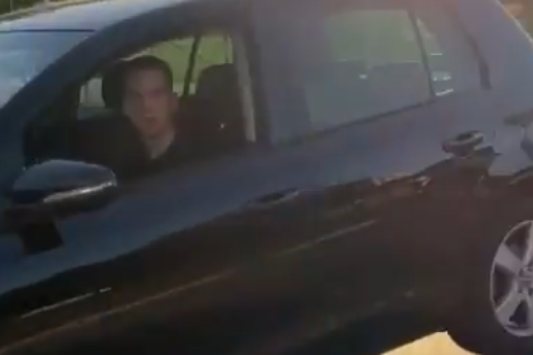 Užas u Obrenovcu! Bahati blokader umalo da pregazi aktiviste SNS-a, među njima i majka sa bebom u naručju! (VIDEO)