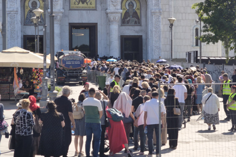Podeljene sve osvećene trakice na Pojasu Presvete Bogorodice: Oglasili se iz Hrama!