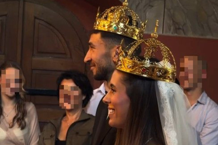 Venčali se Marko Grujić i Mia Zeremski: Evo kako je izgledala svečana ceremonija u crkvi (FOTO)