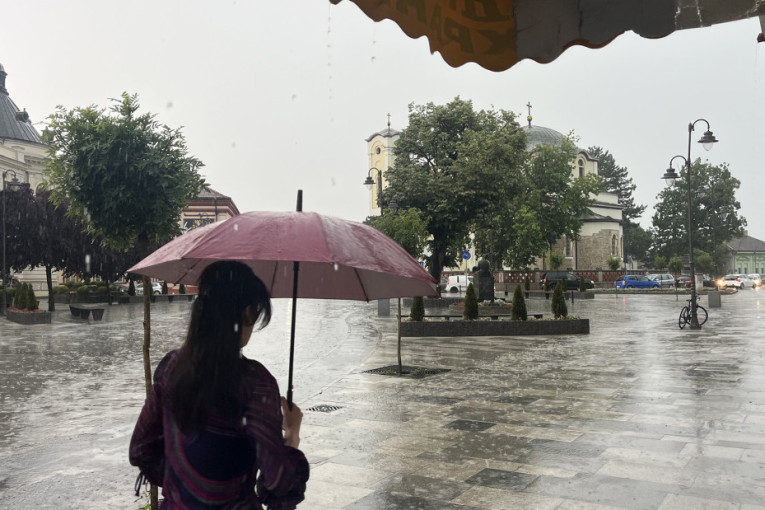 Potop u više delova Srbije: Nevreme praćeno gradom i grmljavinom, snimci obilaze mreže (VIDEO)