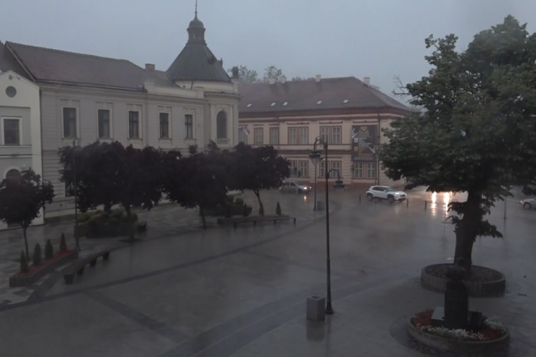 Mrak usred dana! Nevreme se sručilo na ovaj deo Srbije, ulice za nekoliko minuta bile pod vodom (VIDEO)