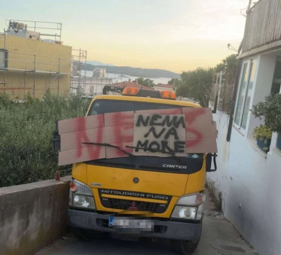 Meštanin parkirao automobil, pa stavio skandalozan natpis! Šok na hrvatskom primorju