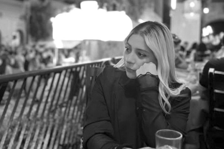 Popularna influenserka pronađena mrtva u svom stanu! Njen otac potvrdio tragičnu vest