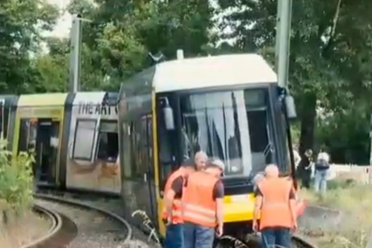 Tramvaj u Berlinu iskliznuo iz šina: Najmanje 20 ljudi povređeno (VIDEO/FOTO)