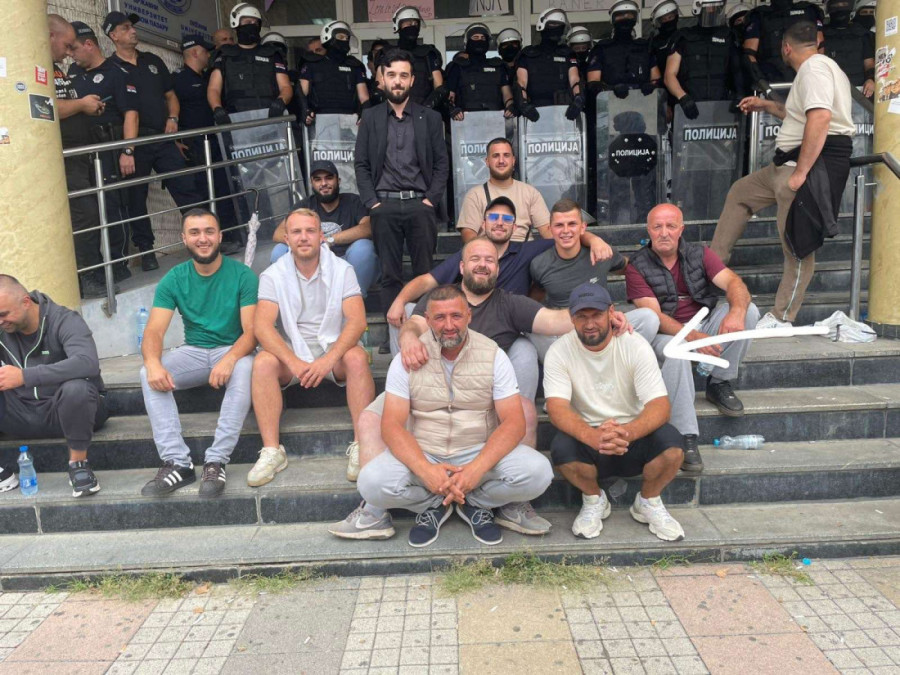 Blokader iz Novog Pazara pod prijavom: Bivša supruga tvrdi da ju je pretukao, pa pretio da će „pobiti sve“!?