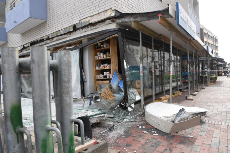 Srušila se betonska nadstrešnica u Nemačkoj! Fasada renovirana pre godinu dana