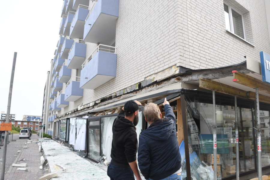Srušila se betonska nadstrešnica u Nemačkoj! Fasada renovirana pre godinu dana