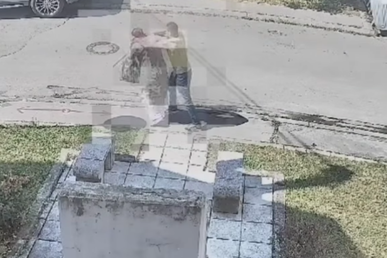 Otrgao lančić starijoj ženi i pobegao: Policija traga za napadačem! (VIDEO)