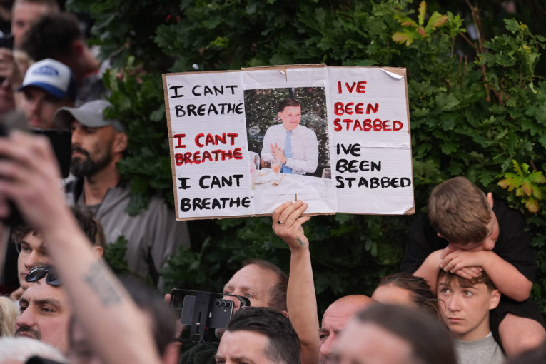Strah od rasizma ubio mladića, u Britaniji buknuli protesti! Dok je umirao, policija ga je hapsila, a ubica je stajao pored (VIDEO)