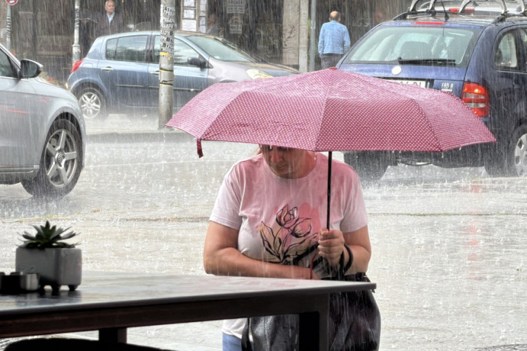 Odjednom se smrklo i počelo da sipa: Snažno nevreme pogodilo Loznicu, ulice pod vodom (VIDEO)