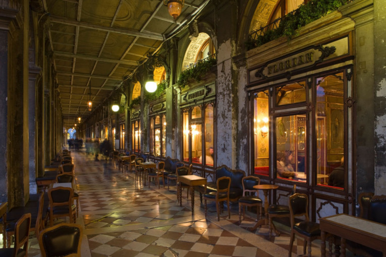 U njenim salonima sedeli su velikani: Najstarija kafana na svetu postala je simbol Venecije (FOTO)