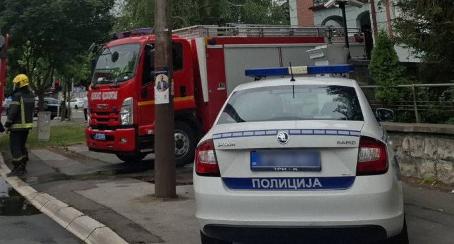 Ogroman požar progutao fabriku! Gust crni dim prekrio nebo, vatrogasci vode veliku bitku