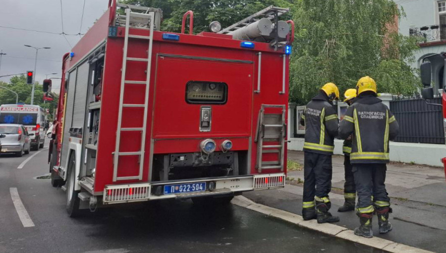 "Iz objekta su se čule detonacije": Dve osobe povređene u požaru u Novom Sadu, evo šta je gorelo (VIDEO)