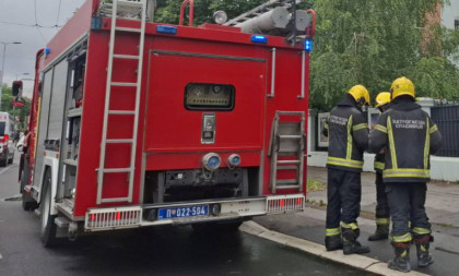 Požar buknuo u centru Kule: Vatra zahvatila gradski park, nadležne službe hitno izašle na teren (FOTO)
