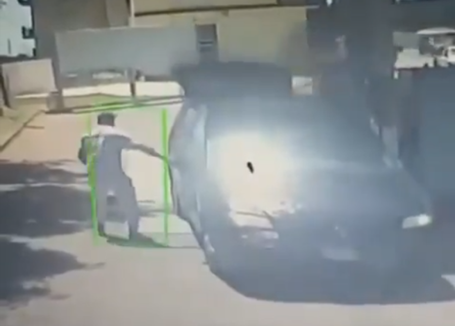 "To je mafija": Dva muškarca zatvorila četiri radnika u auto i zapalila ga, stravičan snimak kruži (VIDEO)
