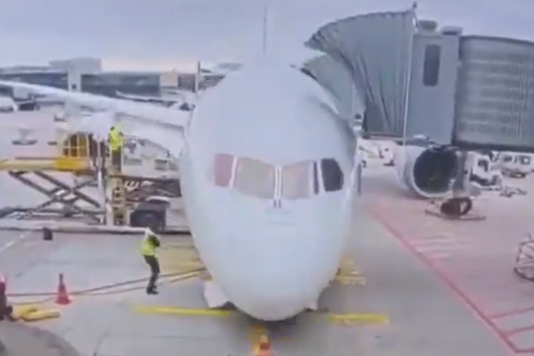 Neverovatan snimak sa aerodroma! Avionu otkazao prednji stajni trap, nosem se zakucao u pistu (VIDEO/FOTO)