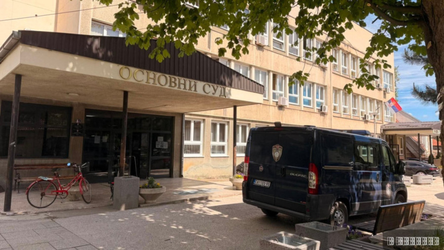 Haos na Vračaru: Žena iz stana gađala okupljene kod Hrama, usledilo privođenje!