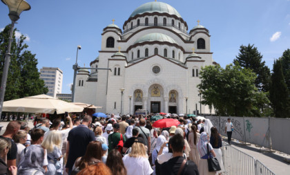 Nisu očekivali ovo: Posle celivanja svetinje u Hramu Svetog Save, vernici dobijaju i još jedan poklon pored osveštane trakice