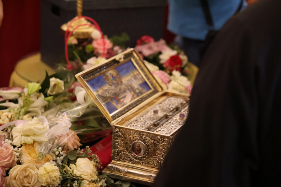 Nisu očekivali ovo: Posle celivanja svetinje u Hramu Svetog Save, vernici dobijaju i još jedan poklon pored osveštane trakice
