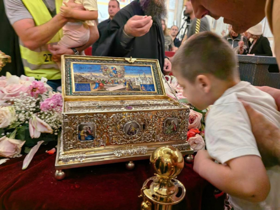 Nosila sam Pojas Presvete Bogorodice dok sam se molila da dobijem decu! Marija je sa suprugom i trojkama satima čekala