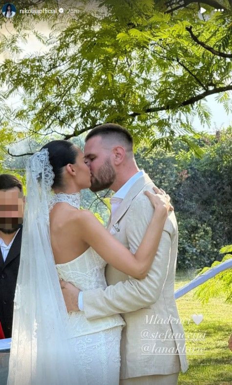 Cvija "stao na ludi kamen"! Prizor s venčanja o kojem se priča (FOTO)