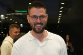 Cvija "stao na ludi kamen"! Prizor s venčanja o kojem se priča (FOTO)