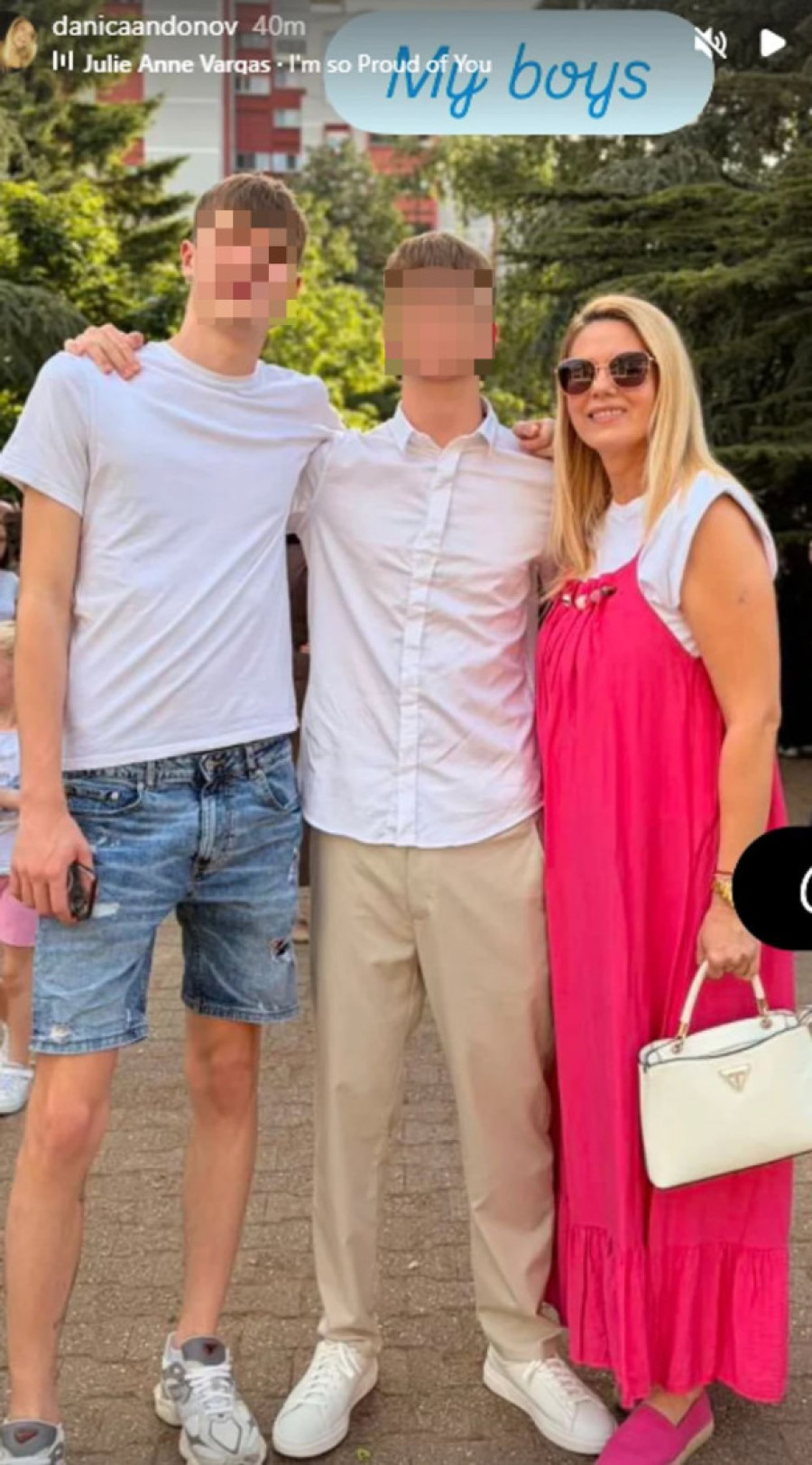 Gruova udovica ispratila mlađeg sina na maturu: Pogledajte ko joj je pravio društvo! (FOTO)