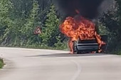 Potpuno izgoreo automobil na putu ka Mokroj Gori, od vozila nije ostalo ništa: Ogroman plamen i dim zaustavili saobraćaj (VIDEO)