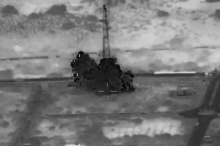 Eksplozije iznad Ormuza i na kopnu! Američka vojska gađala iranske radare (VIDEO)