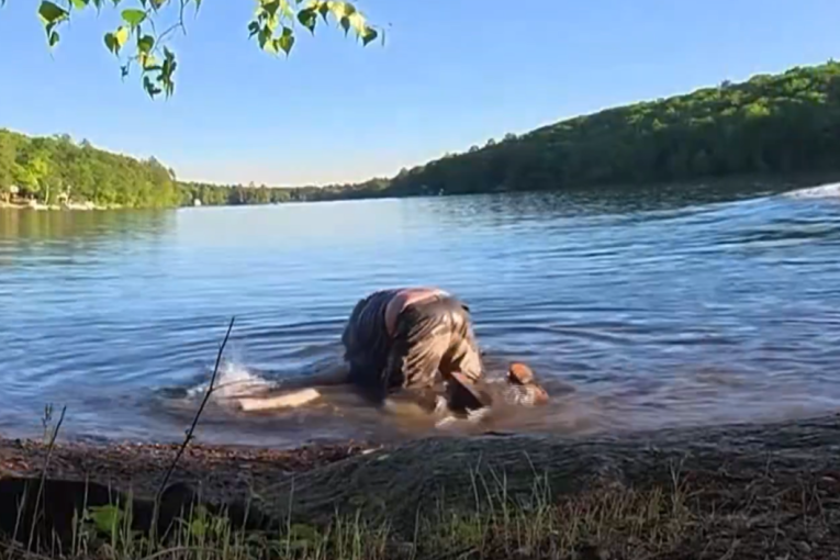 Muškarac pokušao da udavi tinejdžera u jezeru: Napao ga, pa gurnuo pod vodu, prijatelji ga jedva spasili (VIDEO)