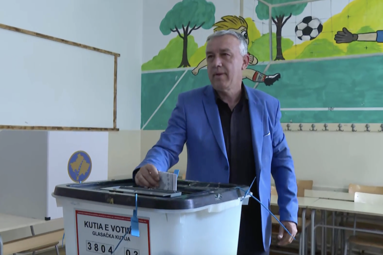 Elek nakon glasanja poslao poruku građanima: Važno je da svi izađu na izbore (FOTO)