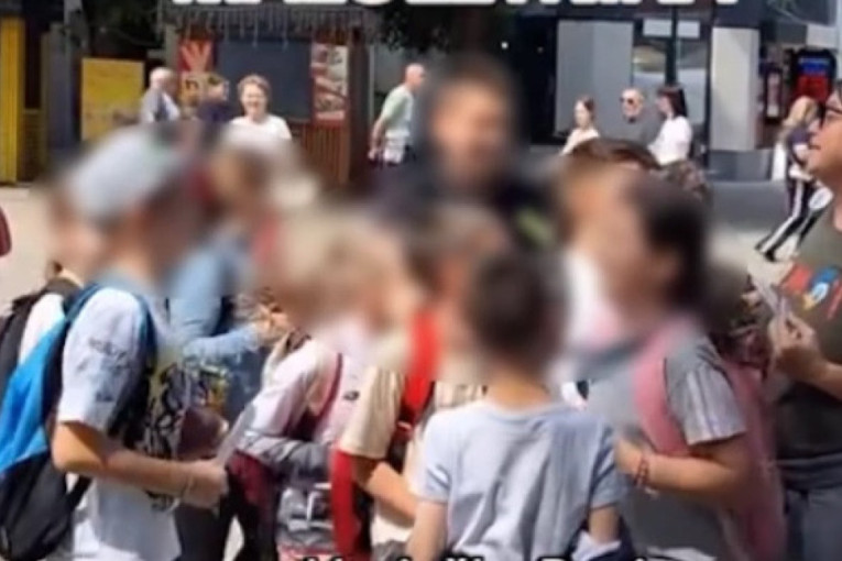 Roditelji u neverici zbog snimka sa ekskurzije: Deca nosila bedževe sa političkim porukama (VIDEO)