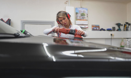 Muškarci joj prvo ne veruju: Lepa Čačanka Mina radi neverovatan posao i od luksuznih automobila pravi savršenstvo (FOTO/VIDEO)