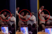Obezbeđenje mučki udara čoveka samo zbog jednog pitanja! Pogledajte jezive scene nasilja na skupu blokadera u Frankfurtu (VIDEO)